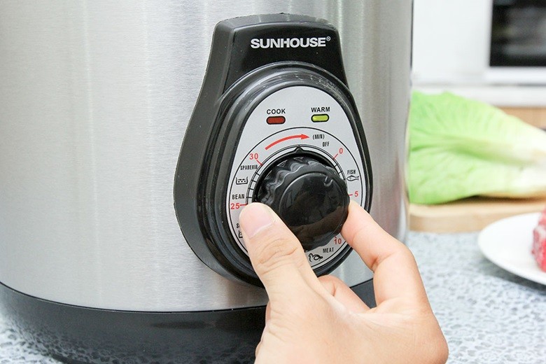 Các chức năng nấu, hẹn giờ được điều khiển dễ dàng với núm vặn