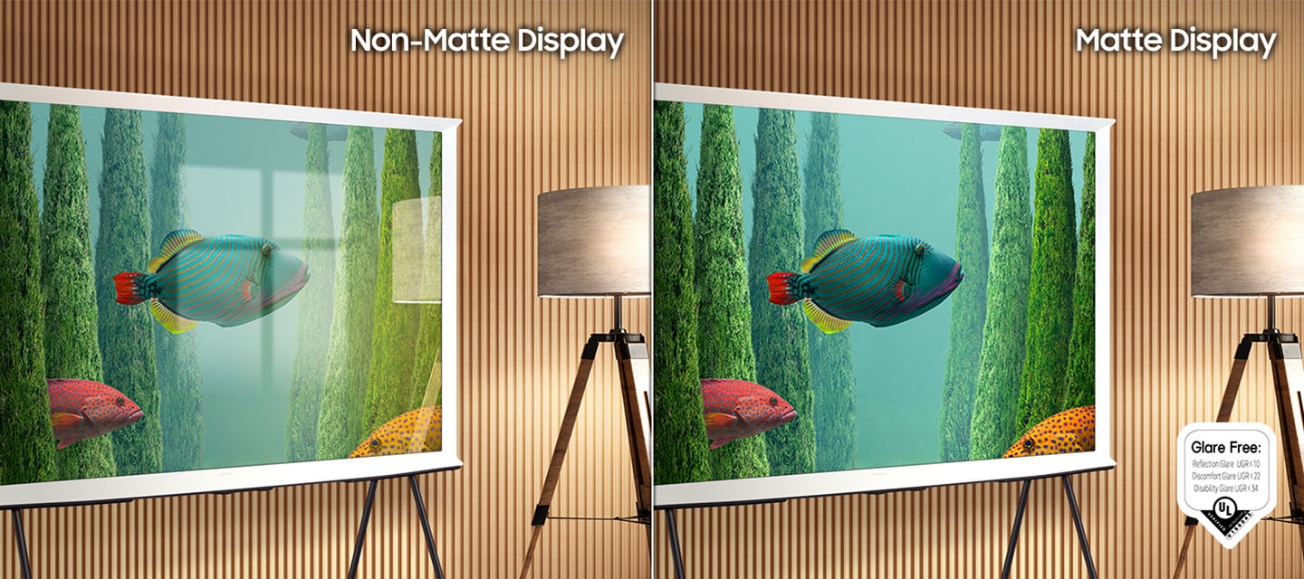 Màn hình bên trái với dòng chữ "Non-Matte Display" của Samsung thể hiện The Serif đang phát một tác phẩm nghệ thuật đầy ánh phản chiếu. Trong khi đó, màn hình bên phải với dòng chữ "Matte Display" lại hiển thị cùng một bức tranh nhưng không có sự phản chiếu. Logo chứng nhận không phản chiếu với các chỉ số như Reflection Glare UGR < 10, Discomfort Glare UGR < 22, Disability Glare UGR < 34 từ UL đước xác thực nằm ở góc phải dưới.