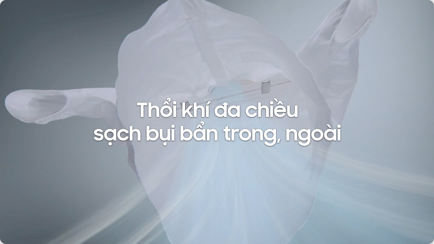 Luồng khí mạnh thổi qua cả bên trong và bên ngoài chiếc áo được treo trong tủ sấy quần áo, giúp loại bỏ bụi và mùi hôi.