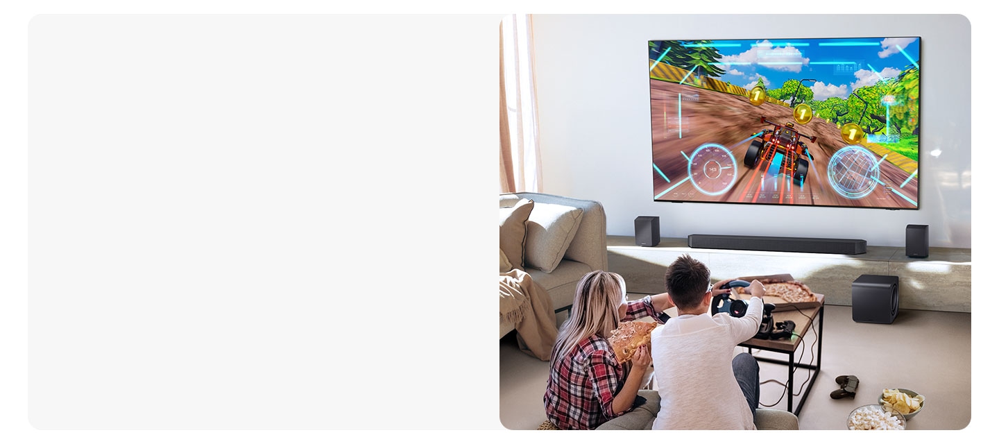 Hai người thích trải nghiệm chơi game giống như 3D với chế độ Game Pro trên Samsung Soundbar của họ.