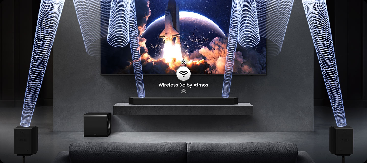 Cận cảnh trên Soundbar bên dưới TV. Dolby Atmos không dây và biểu tượng không dây với mũi tên chỉ lên. Phóng to chương trình TV đầy đủ với thiết lập âm thanh với soundbar, loa siêu trầm và loa sau. Sóng âm phát ra từ thanh âm thanh và loa phía sau, phản chiếu xuống từ trần nhà.